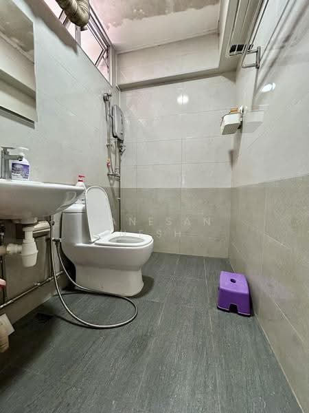 275 Toh Guan Road, 275 Toh Guan Road, Boon Lay / Jurong / Tuas, 3 Bedrooms, 969 sqft, HDB Flat For Sale, by Ganesan Nesh, 500267977 - Bathroom - PropertyGuru.com.sg