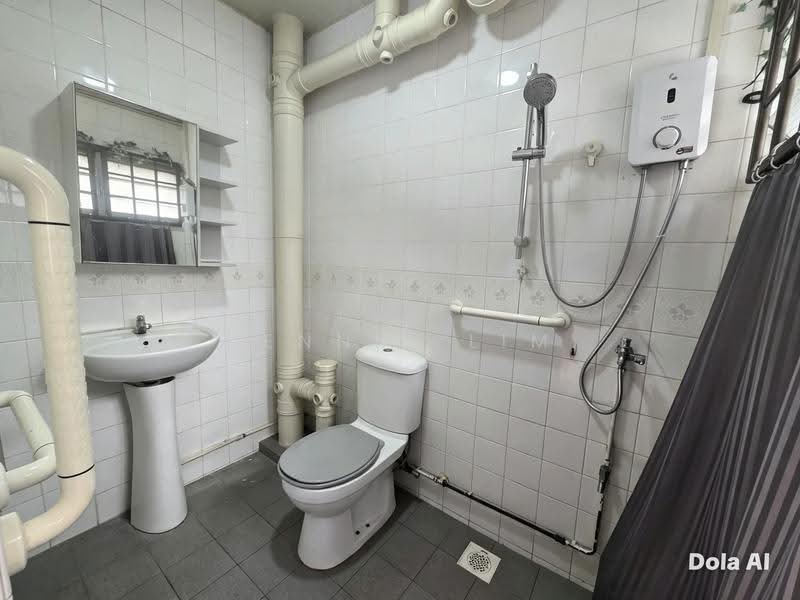 719 Pasir Ris Street 72, 719 Pasir Ris Street 72, Pasir Ris / Tampines, 4 Bedrooms, 1,367 sqft, HDB Flat For Sale, by Dennis Lim, 500268079 - Bathroom - PropertyGuru.com.sg