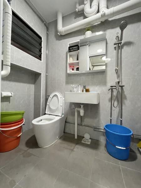 215 Pasir Ris Street 21, 215 Pasir Ris Street 21, Pasir Ris / Tampines, Room Rental, 159 sqft, HDB Flat For Rent, by Torrenn Tnay, 500268080 - Bathroom - PropertyGuru.com.sg