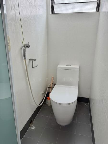 110 Lorong 1 Toa Payoh, 110 Lorong 1 Toa Payoh, Balestier / Toa Payoh, 3 Bedrooms, 700 sqft, HDB Flat For Rent, by Daryl Tan, 500268152 - Bathroom - PropertyGuru.com.sg