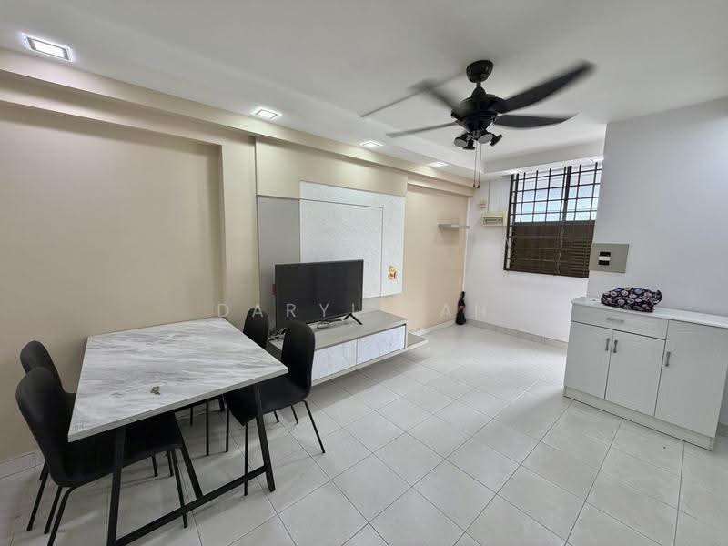 110 Lorong 1 Toa Payoh, 110 Lorong 1 Toa Payoh, Balestier / Toa Payoh, 3 Bedrooms, 700 sqft, HDB Flat For Rent, by Daryl Tan, 500268152 - Living Room - PropertyGuru.com.sg
