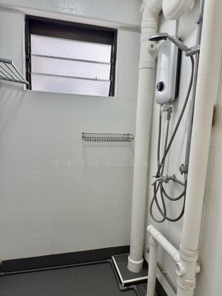 110 Lorong 1 Toa Payoh, 110 Lorong 1 Toa Payoh, Balestier / Toa Payoh, 3 Bedrooms, 700 sqft, HDB Flat For Rent, by Daryl Tan, 500268152 - Bathroom - PropertyGuru.com.sg