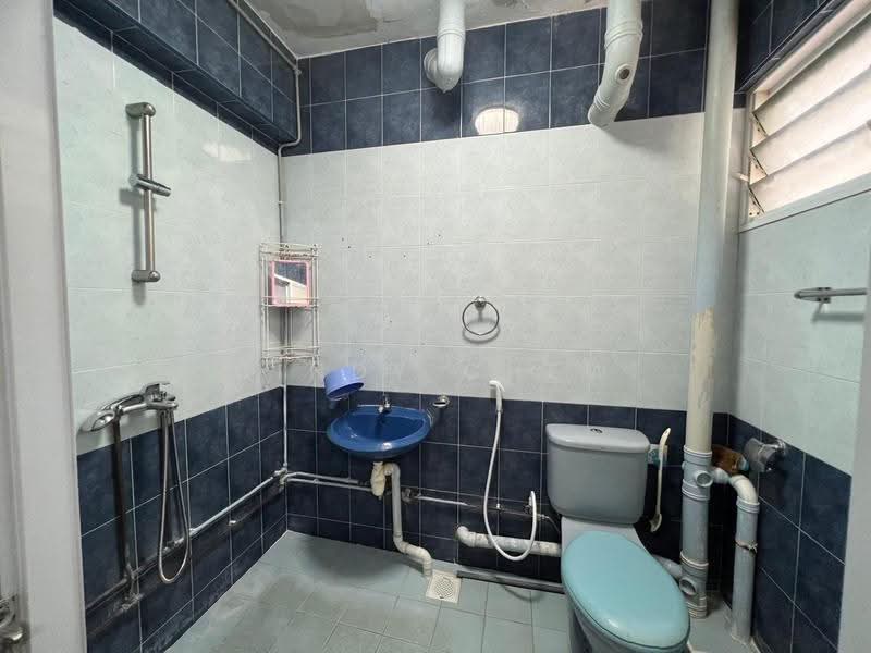 203 Tampines Street 21, 203 Tampines Street 21, Pasir Ris / Tampines, Room Rental, 200 sqft, HDB Flat For Rent, by Cindy Chew, 500268159 - Bathroom - PropertyGuru.com.sg