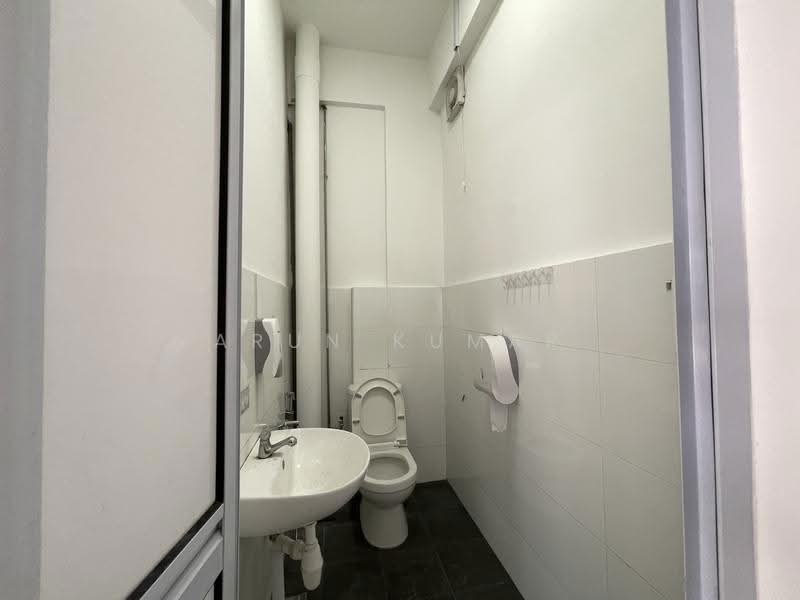 600131, Jurong Gateway Road, Buona Vista / West Coast / Clementi New Town, 1,184 sqft, Mall Shop For Rent, by Arun Kumar, 500268161 - Bathroom - CommercialGuru.com.sg