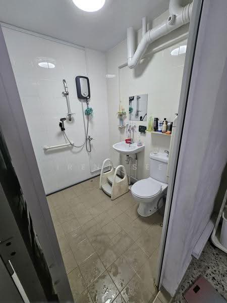 804 Tampines Avenue 4, 804 Tampines Avenue 4, Pasir Ris / Tampines, 3 Bedrooms, 1,302 sqft, HDB Flat For Rent, by Irene See, 500268246 - Bathroom - PropertyGuru.com.sg