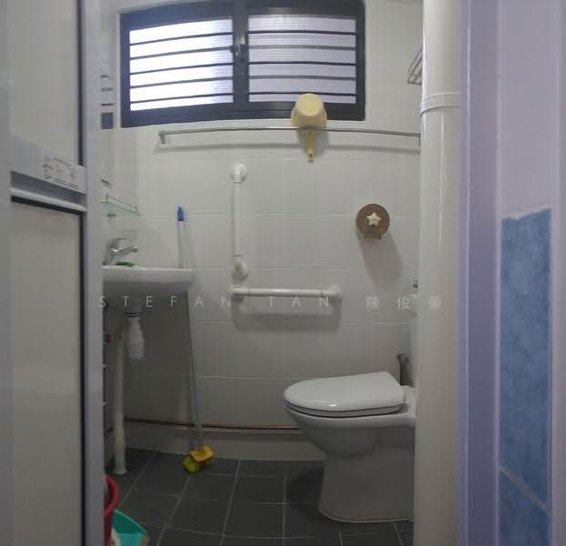 230 Serangoon Avenue 4, 230 Serangoon Avenue 4, Hougang / Punggol / Sengkang, 2 Bedrooms, 721 sqft, HDB Flat For Rent, by Stefan Tan 陳俊豪, 500268278 - Bathroom - PropertyGuru.com.sg