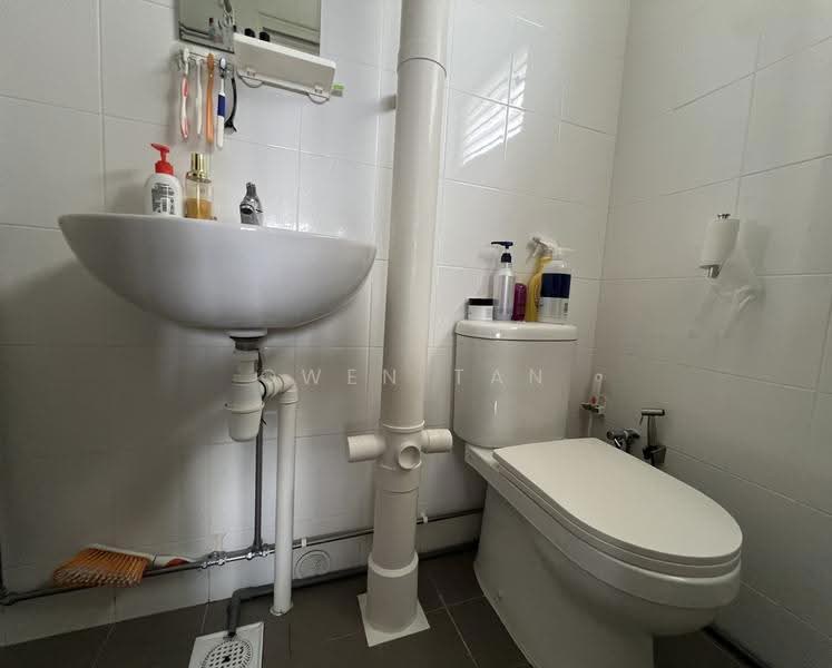 356 Clementi Avenue 2, 356 Clementi Avenue 2, Buona Vista / West Coast / Clementi New Town, 3 Bedrooms, 1,259 sqft, HDB Flat For Sale, by Owen Tan, 500268318 - Bathroom - PropertyGuru.com.sg