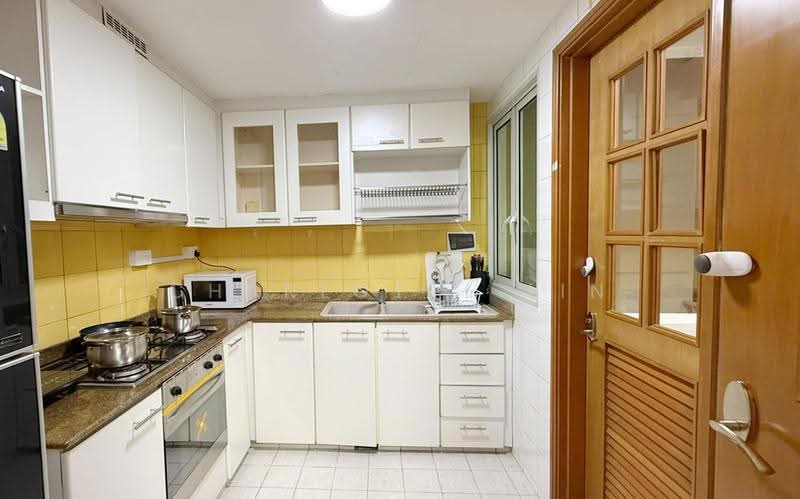 Queens, 10 Stirling Road, Alexandra / Commonwealth, Room Rental, 200 sqft, Condominium For Rent, by Charlotte Lin, 500268366 - Kitchen - PropertyGuru.com.sg