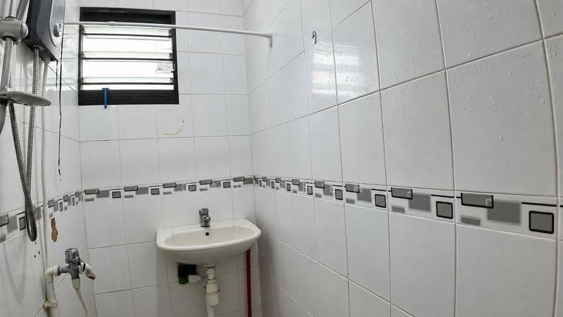 408 Tampines Street 41, 408 Tampines Street 41, Pasir Ris / Tampines, 2 Bedrooms, 732 sqft, HDB Flat For Sale, by CAI SHEN, 500268377 - Bathroom - PropertyGuru.com.sg