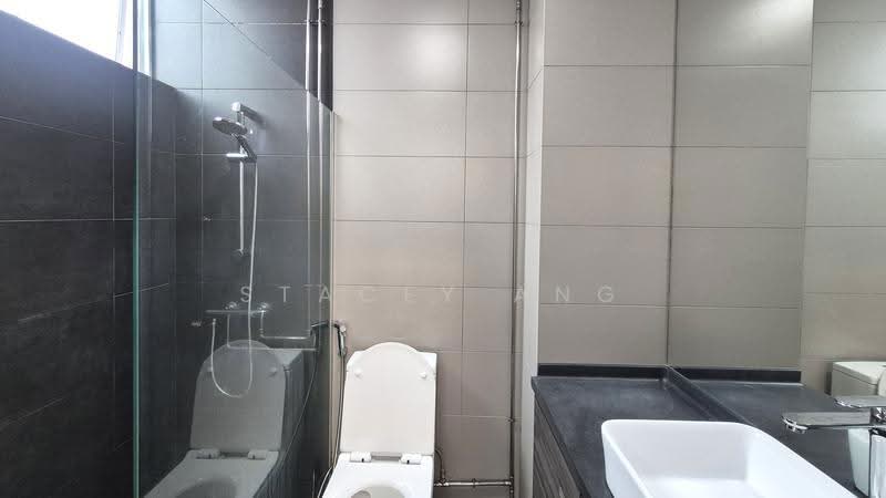 The Daffodil, 568 Upper East Coast Road, Bedok / Upper East Coast, 3 Bedrooms, 990 sqft, Apartment For Rent, by Stacey Ang, 500268412 - Master Bathroom (Naturally ventilated) - PropertyGuru.com.sg
