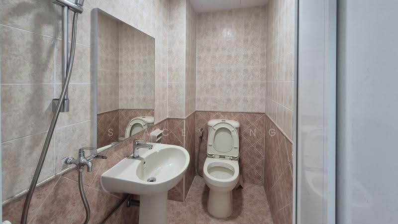 The Daffodil, 568 Upper East Coast Road, Bedok / Upper East Coast, 3 Bedrooms, 990 sqft, Apartment For Rent, by Stacey Ang, 500268412 - Common Bathroom - PropertyGuru.com.sg