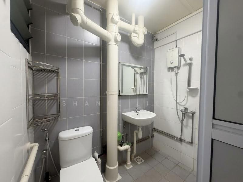 532 Jurong West Street 52, 532 Jurong West Street 52, Boon Lay / Jurong / Tuas, 3 Bedrooms, 1,270 sqft, HDB Flat For Sale, by Shanel Liew, 500268416 - Bathroom - PropertyGuru.com.sg