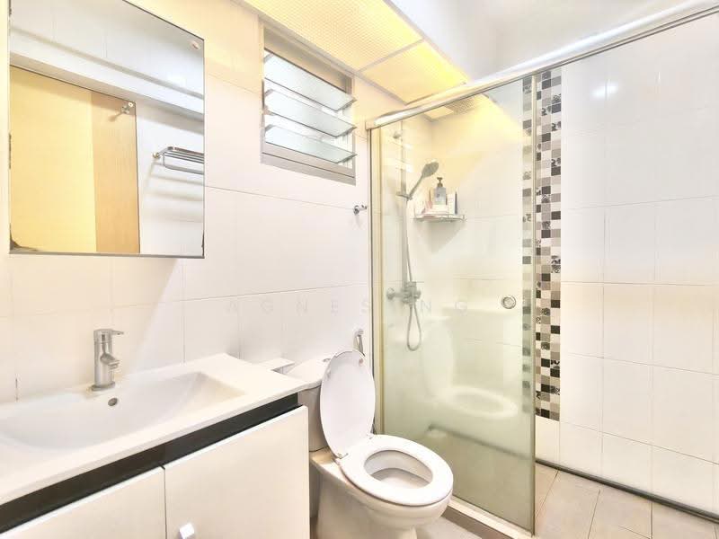 487B Choa Chu Kang Avenue 5, 487B Choa Chu Kang Avenue 5, Dairy Farm / Bukit Panjang / Choa Chu Kang, 3 Bedrooms, 1,216 sqft, HDB Flat For Sale, by Agnes Ng, 500268422 - Master Bedroom's Toilet - PropertyGuru.com.sg
