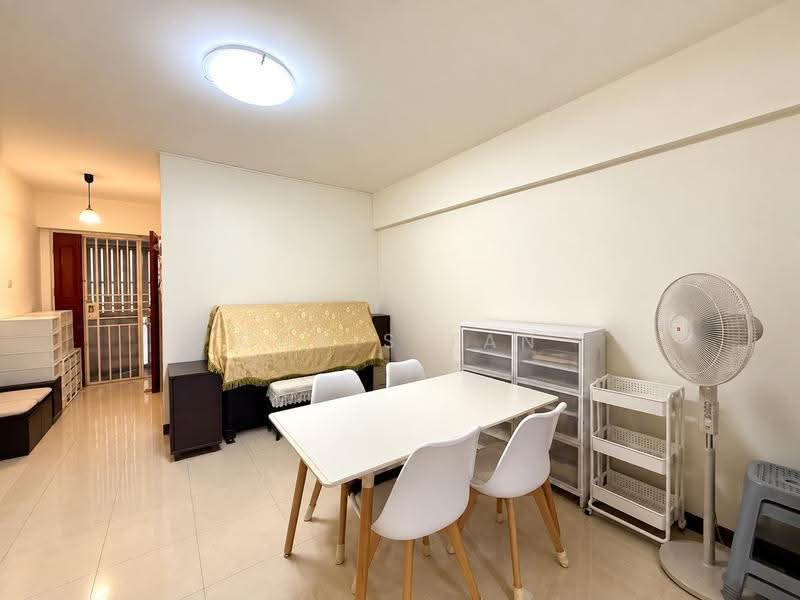 135 Edgedale Plains, 135 Edgedale Plains, Hougang / Punggol / Sengkang, 3 Bedrooms, 1,194 sqft, HDB Flat For Sale, by Chris Tan, 500268464 - Living Room - PropertyGuru.com.sg