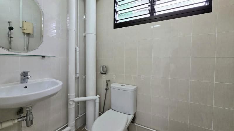 232 Serangoon Avenue 3, 232 Serangoon Avenue 3, Hougang / Punggol / Sengkang, 3 Bedrooms, 904 sqft, HDB Flat For Rent, by Tyler Lee, 500268527 - Bathroom - PropertyGuru.com.sg