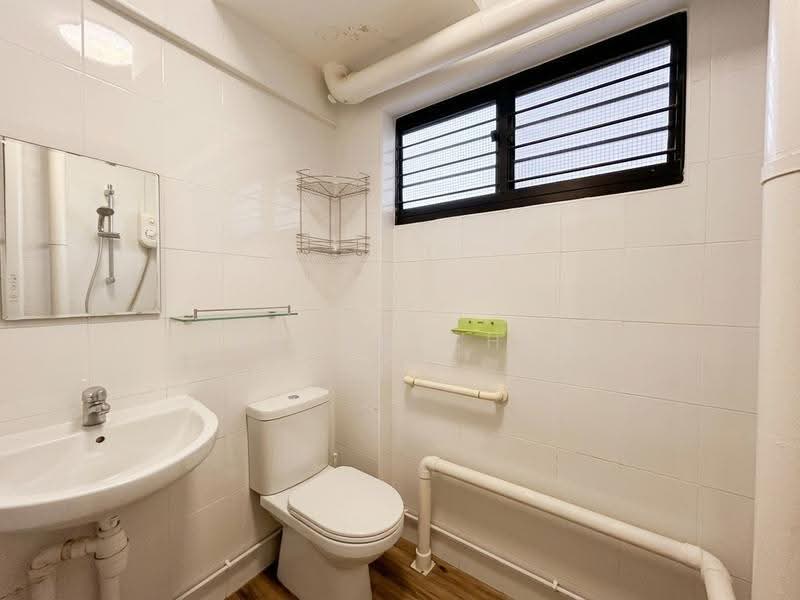 518 Jurong West Street 52, 518 Jurong West Street 52, Boon Lay / Jurong / Tuas, 2 Bedrooms, 797 sqft, HDB Flat For Rent, by Jayden Chen, 500268618 - Bathroom - PropertyGuru.com.sg