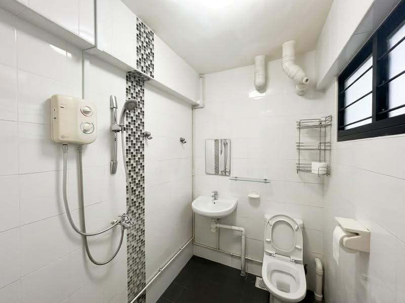 518 Jurong West Street 52, 518 Jurong West Street 52, Boon Lay / Jurong / Tuas, 2 Bedrooms, 797 sqft, HDB Flat For Rent, by Jayden Chen, 500268618 - Bathroom - PropertyGuru.com.sg