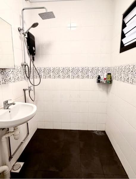 524 Hougang Avenue 6, 524 524, Hougang / Punggol / Sengkang, 3 Bedrooms, 1,130 sqft, HDB Flat For Sale, by Shan Farook, 500268630 - ATTACHED BATHROOM - PropertyGuru.com.sg