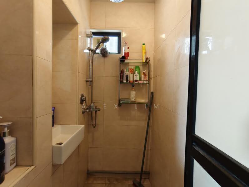 215 Boon Lay Place, 215 Boon Lay Place, Boon Lay / Jurong / Tuas, 2 Bedrooms, 710 sqft, HDB Flat For Sale, by Alex Lim, 500268634 - Bathroom - PropertyGuru.com.sg