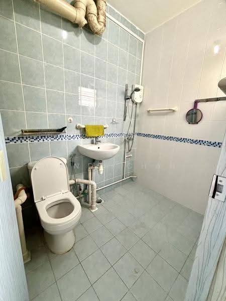 695 Hougang Street 61, 695 Hougang Street 61, Hougang / Punggol / Sengkang, Room Rental, 250 sqft, HDB Flat For Rent, by Mandy Chan, 500268642 - Bathroom - PropertyGuru.com.sg