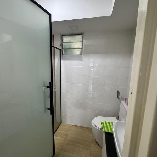 471B Upper Serangoon Crescent, 471B Upper Serangoon Crescent, Hougang / Punggol / Sengkang, 3 Bedrooms, 1,206 sqft, HDB Flat For Sale, by Dave Lim, 500268648 - Bathroom - PropertyGuru.com.sg
