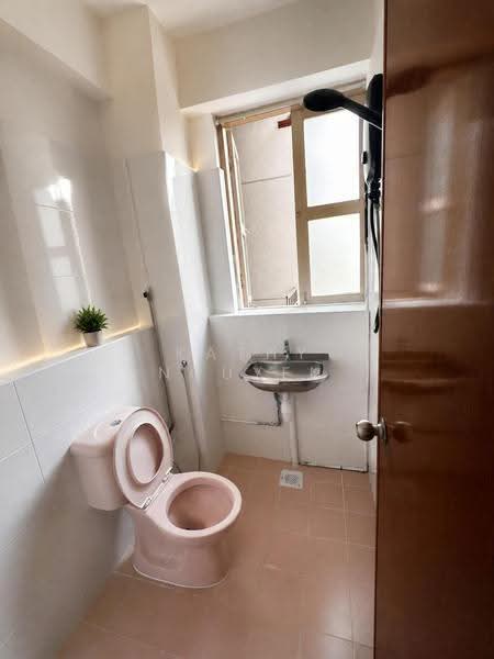 Balmoral Luck, 6 Balmoral Road, Tanglin / Holland / Bukit Timah, Room Rental, 201 sqft, Apartment For Rent, by Kathy Nguyen, 500268698 - Room 78 Bathroom - PropertyGuru.com.sg