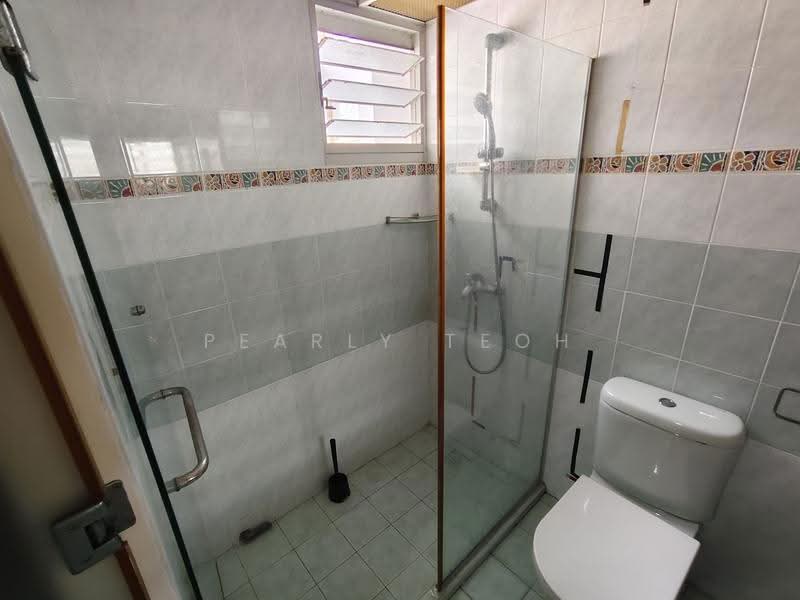 384 Bukit Batok West Avenue 5, 384 Bukit Batok West Avenue 5, Dairy Farm / Bukit Panjang / Choa Chu Kang, 4 Bedrooms, 1,270 sqft, HDB Flat For Sale, by Pearly Teoh, 500268711 - Bathroom - PropertyGuru.com.sg