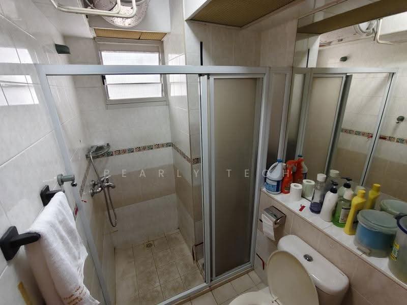 384 Bukit Batok West Avenue 5, 384 Bukit Batok West Avenue 5, Dairy Farm / Bukit Panjang / Choa Chu Kang, 4 Bedrooms, 1,270 sqft, HDB Flat For Sale, by Pearly Teoh, 500268711 - Bathroom - PropertyGuru.com.sg