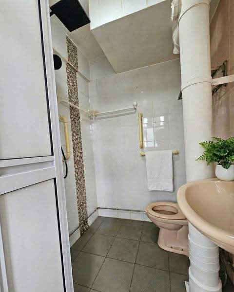 139 Bedok North Avenue 3, 139 Bedok North Avenue 3, Bedok / Upper East Coast, 3 Bedrooms, 1,259 sqft, HDB Flat For Sale, by Mia Shee, 500268729 - Bathroom - PropertyGuru.com.sg