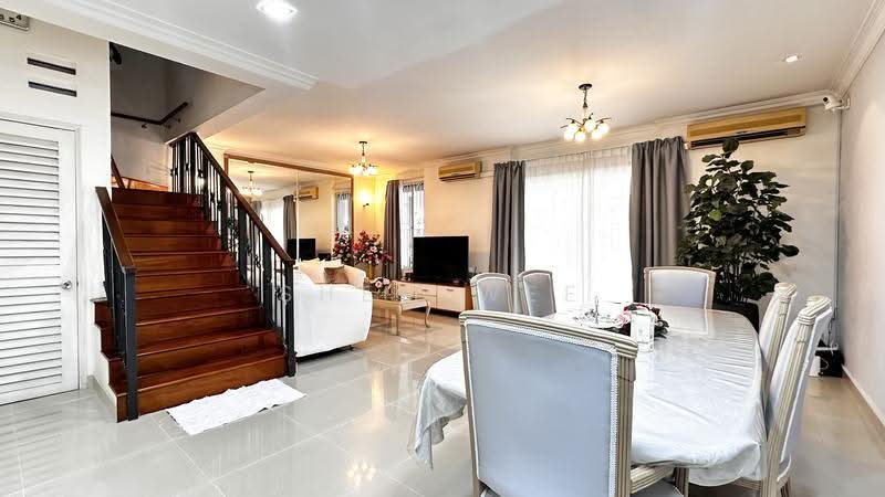 Chip Thye Garden, Yio Chu Kang Gardens, Ang Mo Kio / Bishan / Thomson, 5 Bedrooms, 2,500 sqft, Terraced House For Sale, by Shem Wee, 500268739 - Living Room - PropertyGuru.com.sg