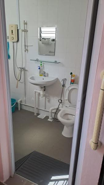 523 Hougang Avenue 6, 523 Hougang Avenue 6, Hougang / Punggol / Sengkang, Room Rental, 100 sqft, HDB Flat For Rent, by Rasool ., 500268755 - Bathroom - PropertyGuru.com.sg
