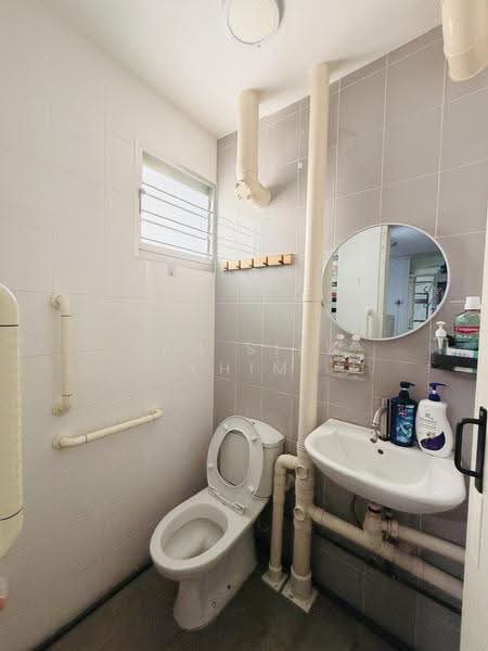 138 Bedok North Street 2, 138 Bedok North Street 2, Bedok / Upper East Coast, Room Rental, 122 sqft, HDB Flat For Rent, by Tan Siew Khim, 500268791 - Bathroom - PropertyGuru.com.sg