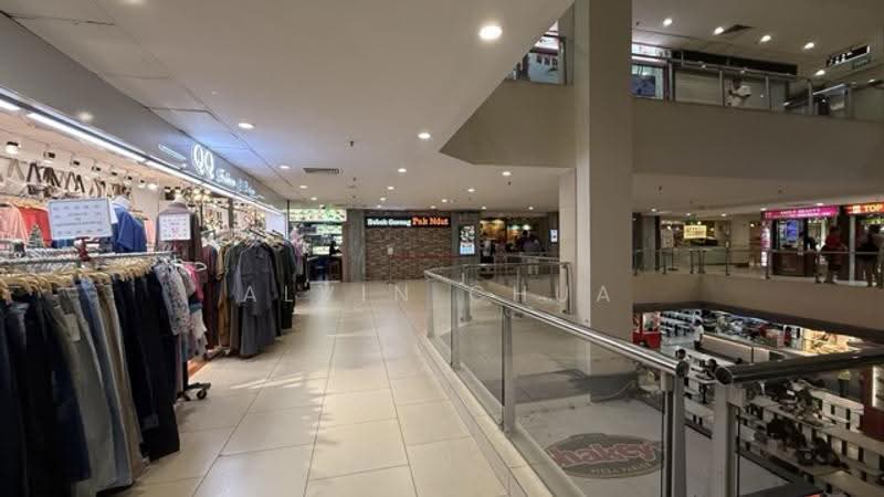 Lucky Plaza, 304 Orchard Road, Orchard / River Valley, 215 sqft, Mall Shop For Rent, by Alvin Chua, 500268844 - Corridor - CommercialGuru.com.sg