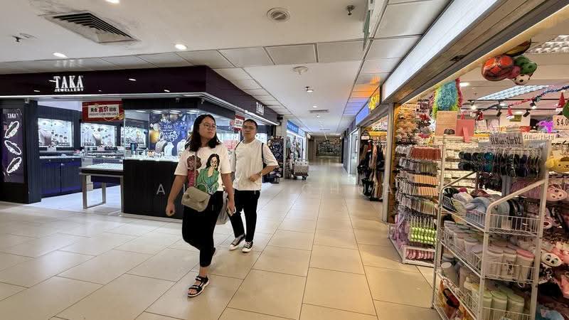 Lucky Plaza, 304 Orchard Road, Orchard / River Valley, 215 sqft, Mall Shop For Rent, by Alvin Chua, 500268844 - Corridor - CommercialGuru.com.sg