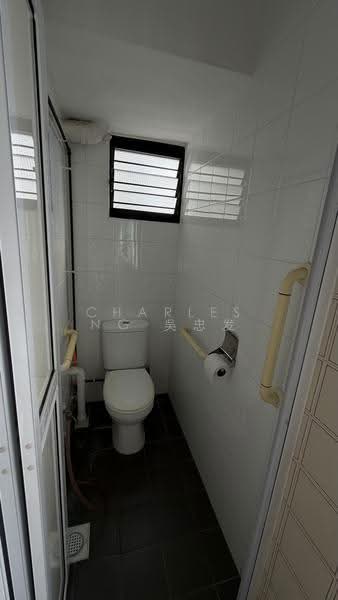 335A Smith Street, 335A Smith Street, Boat Quay / Raffles Place / Marina, 2 Bedrooms, 646 sqft, HDB Flat For Sale, by Charles Ng 吳忠发, 500268865 - Bathroom - PropertyGuru.com.sg