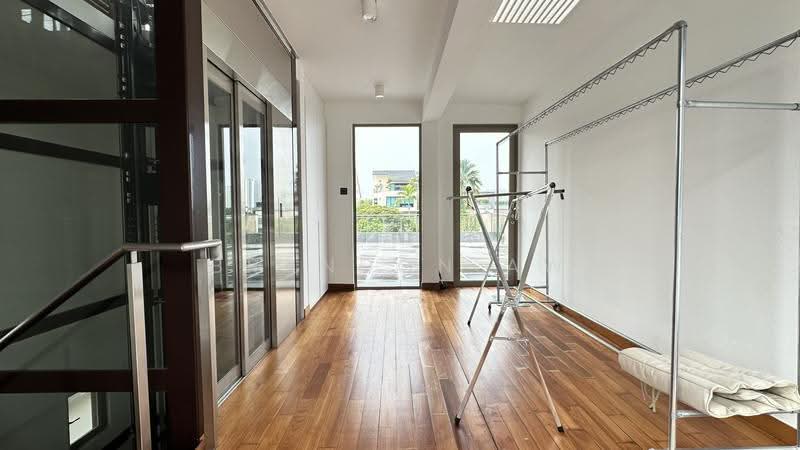 Sunset way, sunset heights / Clementi park, Sunset heights, Buona Vista / West Coast / Clementi New Town, 5 Bedrooms, 12,000 sqft, Detached House For Sale, by Brandon Aw, 500268909 - Corridor - PropertyGuru.com.sg