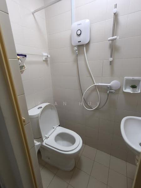 East Meadows, 30 Tanah Merah Kechil Road, Bedok / Upper East Coast, Room Rental, 200 sqft, Condominium For Rent, by Alan Huy, 500268922 - Bathroom - PropertyGuru.com.sg