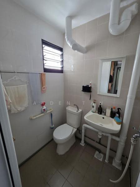 409 Bedok North Avenue 2, 409 Bedok North Avenue 2, Bedok / Upper East Coast, 2 Bedrooms, 883 sqft, HDB Flat For Sale, by Ayden Tan, 500268952 - Bathroom - PropertyGuru.com.sg