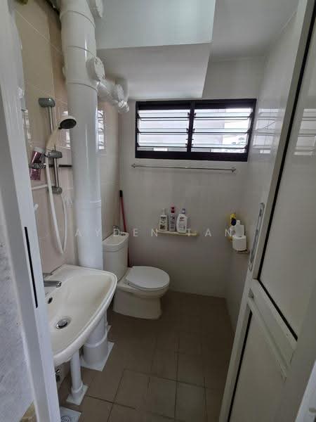 409 Bedok North Avenue 2, 409 Bedok North Avenue 2, Bedok / Upper East Coast, 2 Bedrooms, 883 sqft, HDB Flat For Sale, by Ayden Tan, 500268952 - Bathroom - PropertyGuru.com.sg
