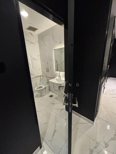 Royal Building (formerly One Philip St), 1 Phillip Street, Boat Quay / Raffles Place / Marina, 2,325 sqft, Office For Rent, by Sam Kng, 500269096 - Bathroom - CommercialGuru.com.sg