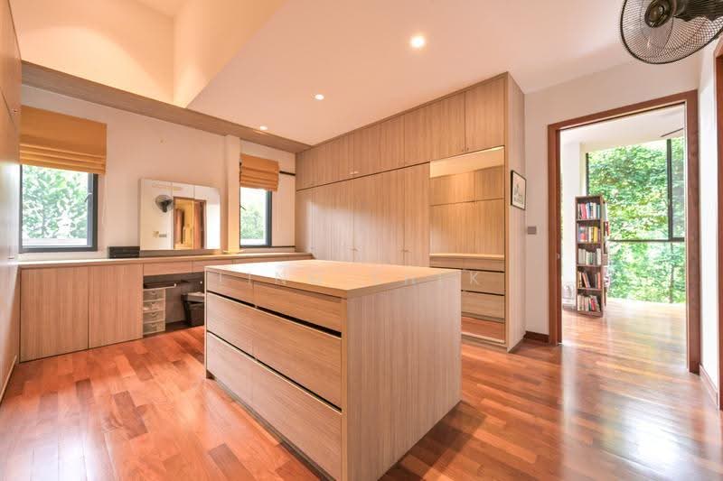 Greenleaf Place, Greenleaf Place, Tanglin / Holland / Bukit Timah, 4 Bedrooms, 3,563 sqft, Semi-Detached House For Sale, by Ling Shek, 500269140 - Master Bedroom/Walk In Wardrob - PropertyGuru.com.sg