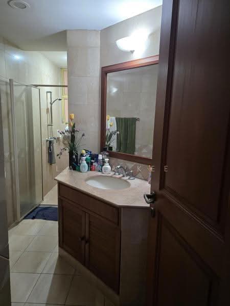 Villa Azura, 1 Cherry Avenue, Tanglin / Holland / Bukit Timah, 3 Bedrooms, 1,600 sqft, Condominium For Rent, by Laura Kee, 500269165 - Bathroom - PropertyGuru.com.sg