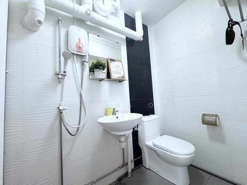 353 Woodlands Avenue 1, 353 Woodlands Avenue 1, Admiralty / Woodlands, 4 Bedrooms, 1,302 sqft, HDB Flat For Sale, by Loriana Ong, 500269170 - Bathroom - PropertyGuru.com.sg