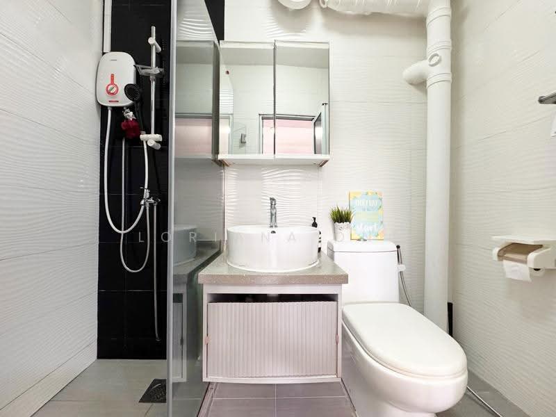 353 Woodlands Avenue 1, 353 Woodlands Avenue 1, Admiralty / Woodlands, 4 Bedrooms, 1,302 sqft, HDB Flat For Sale, by Loriana Ong, 500269170 - Bathroom - PropertyGuru.com.sg