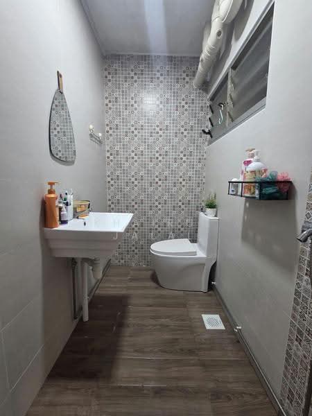864 Jurong West Street 81, 864 Jurong West Street 81, Boon Lay / Jurong / Tuas, 3 Bedrooms, 1,130 sqft, HDB Flat For Sale, by Khairul Jalal, 500269184 - Bathroom - PropertyGuru.com.sg