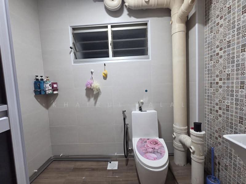 864 Jurong West Street 81, 864 Jurong West Street 81, Boon Lay / Jurong / Tuas, 3 Bedrooms, 1,130 sqft, HDB Flat For Sale, by Khairul Jalal, 500269184 - Bathroom - PropertyGuru.com.sg