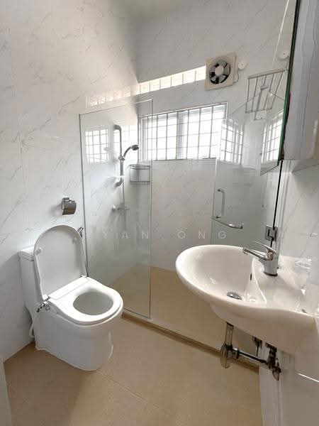 Lucky Hill, Jalan Limau Nipis, Bedok / Upper East Coast, 4 Bedrooms, 1,687 sqft, Terraced House For Rent, by Ryan Ong, 500269203 - Bathroom - PropertyGuru.com.sg