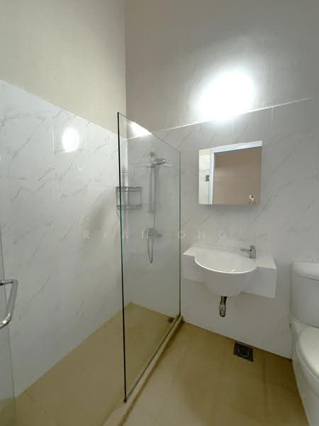 Lucky Hill, Jalan Limau Nipis, Bedok / Upper East Coast, 4 Bedrooms, 1,687 sqft, Terraced House For Rent, by Ryan Ong, 500269203 - Bathroom - PropertyGuru.com.sg