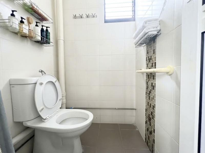 506 Bukit Batok Street 52, 506 Bukit Batok Street 52, Dairy Farm / Bukit Panjang / Choa Chu Kang, 2 Bedrooms, 645 sqft, HDB Flat For Sale, by Reene Tok, 500269244 - Bathroom - PropertyGuru.com.sg