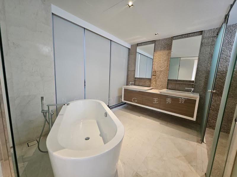 Silversea, East Coast / Marine Parade, 4 Bedrooms, 3,767 sqft, Condominium For Sale, by Ling Wong 王秀玲, 500269246 - Master Bathroom - PropertyGuru.com.sg